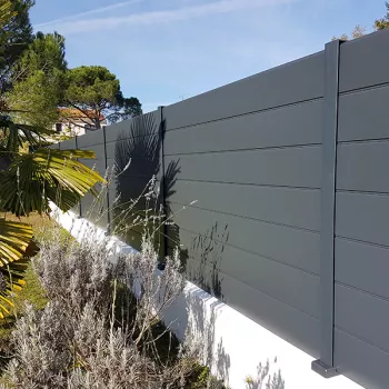 Restauration d’une clôture sur muret. Réfection du muret et installation d’une clôture aluminium gris anthracite