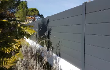 Restauration d’une clôture sur muret. Réfection du muret et installation d’une clôture aluminium gris anthracite